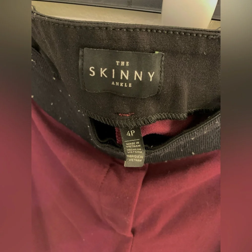WHITE HOUSE BLACK MARKET • Stretchy Skinny Pants